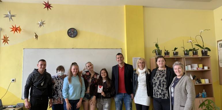 Млади социалисти от София помагат на абитуриенти
